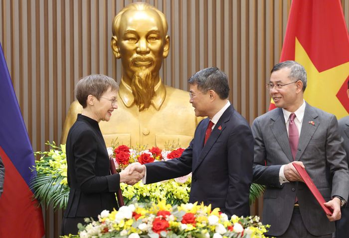  Thủ tướng Lê Minh Hưng và Thủ tướng Công quốc Liechtenstein Brigitte Haas, sáng 18-10. Ảnh: QUANG PHÚC 
