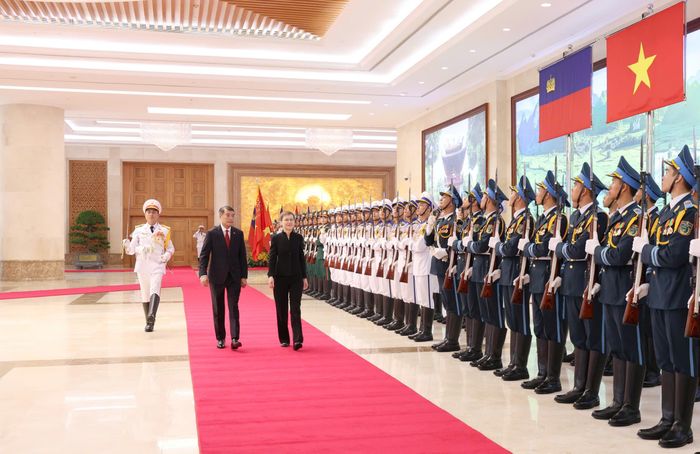  Thủ tướng Lê Minh Hưng và Thủ tướng Brigitte Haas duyệt Đội Danh dự Quân đội nhân dân Việt Nam. Ảnh: QUANG PHÚC 