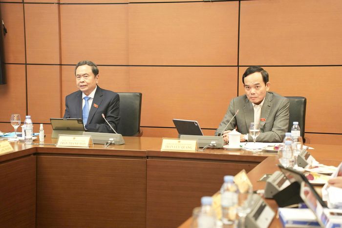  Chủ tịch Quốc hội Trần Thanh Mẫn và Bí thư Thành ủy TPHCM Trần Lưu Quang tại phiên thảo luận tổ, sáng 18-10. Ảnh: VIẾT CHUNG 