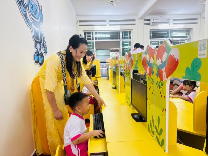 Giáo viên và học sinh Trường Mầm non Hướng Dương trải nghiệm máy tính mới được trao tặng. 