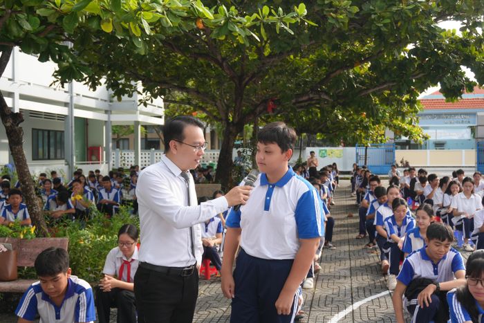  TS Đào Lê Hòa An, chuyên gia tâm lý – kỹ năng giao lưu cùng học sinh trong chương trình “Tuổi trẻ trưởng thành như thế nào trong thời đại số?” do Công ty TNHH Truyền thông và Giáo dục TPHCM (TGH) thực hiện 