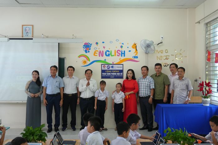  Ban tổ chức trao tặng Phòng học số cho Phân hiệu Trường Tiểu học Cao Văn Ngọc với sự đồng hành của Vinalearn và Tập đoàn Công nghệ Bách Khoa 