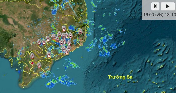 Mây dông phát triển do nhiễu động gió Đông tại khu vực Đông Nam bộ và cao nguyên Trung bộ chiều 18-10. Ảnh chụp lại màn hình radar thời tiết lúc 16 giờ ngày 18-10