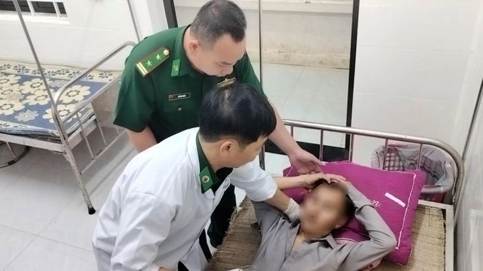 Cán bộ Đồn Biên phòng Tri Lễ động viên anh V.B.D.