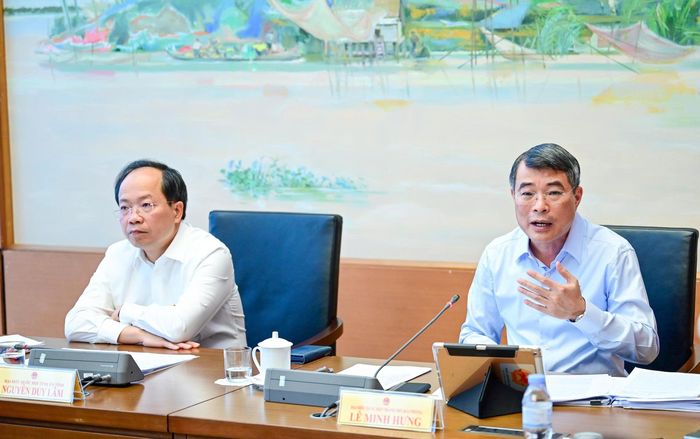  Thủ tướng Lê Minh Hưng phát biểu tại phiên thảo luận tổ đại biểu Quốc hội đoàn TP Hải Phòng, chiều 18-10. Ảnh: ĐỖ TRUNG 