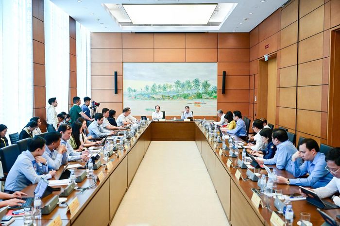  Thủ tướng Lê Minh Hưng và các đại biểu tại phiên thảo luận tổ đại biểu Quốc hội đoàn TP Hải Phòng, chiều 18-10. Ảnh: ĐỖ TRUNG 