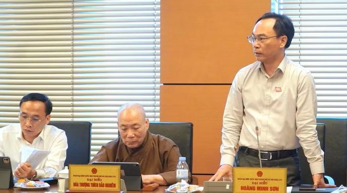 Bộ trưởng Bộ GD-ĐT Hoàng Minh Sơn phát biểu tại thảo luận tổ, chiều 18-10. Ảnh: PHONG ĐIỀN