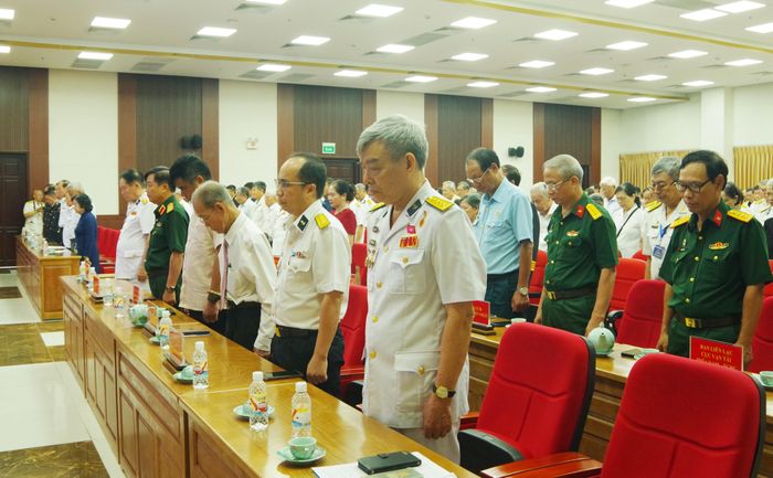 Đại biểu dành phút tưởng niệm các Anh hùng liệt sĩ đã hy sinh vì độc lập, tự do của Tổ quốc