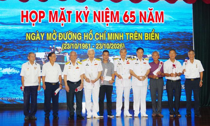 Ban Tổ chức trao quà và tặng hoa chúc mừng các hội viên