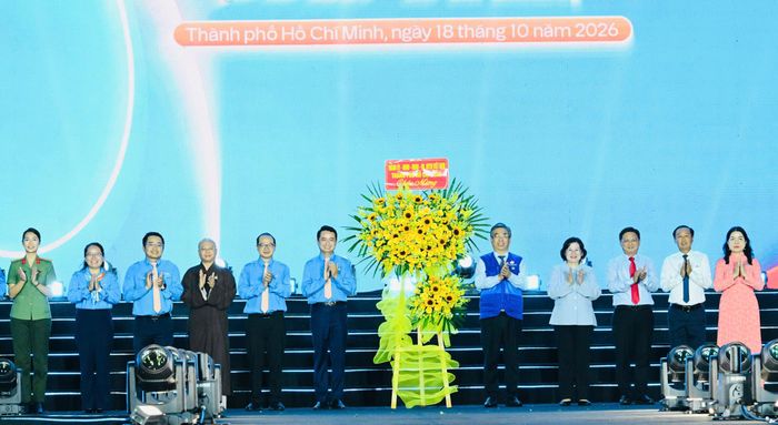  Thành ủy - HĐND - UBND - Ủy ban MTTQ Việt Nam TPHCM tặng hoa chúc mừng tại buổi lễ. Ảnh: VIỆT DŨNG 