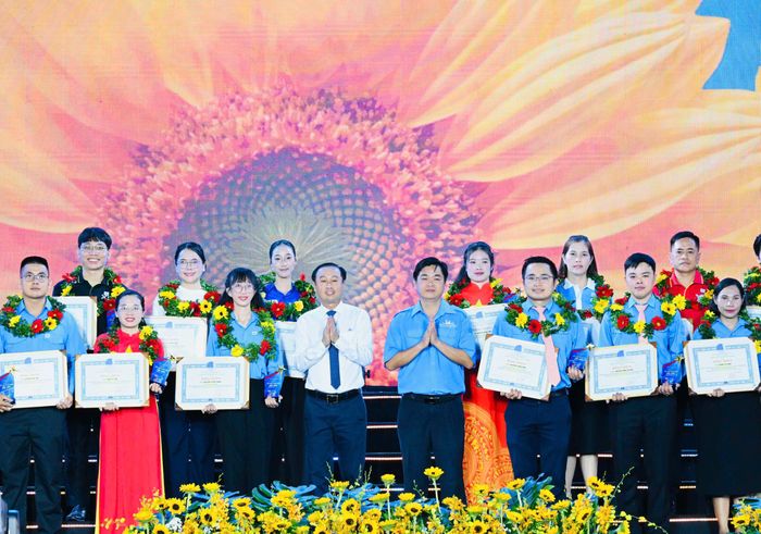  Đồng chí Huỳnh Thanh Nhân và đồng chí Lê Văn Minh tuyên dương thủ lĩnh thanh niên tiêu biểu. Ảnh: VIỆT DŨNG 