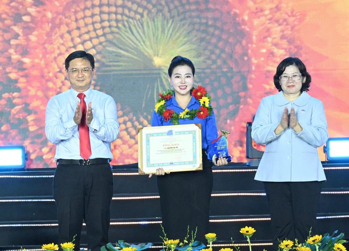  Đồng chí Văn Thị Bạch Tuyết và đồng chí Nguyễn Mạnh Cường tuyên dương thủ lĩnh thanh niên tiêu biểu. Ảnh: VIỆT DŨNG 