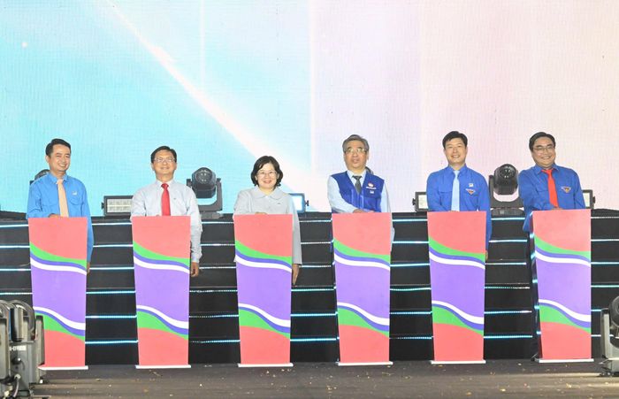  Đại biểu thực hiện nghi thức ra mắt công trình “Bản đồ số ứng phó triều cường TPHCM”. Ảnh: VIỆT DŨNG 