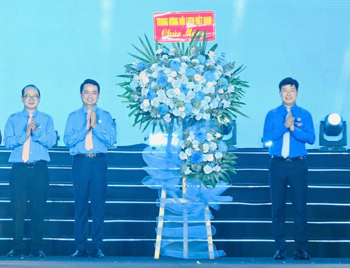  Trung ương Hội LHTN Việt Nam tặng hoa chúc mừng tại buổi lễ. Ảnh: VIỆT DŨNG 