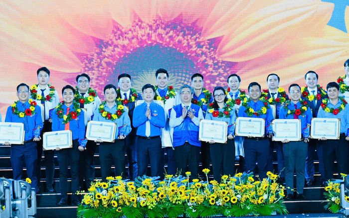  Đồng chí Nguyễn Phước Lộc và đồng chí Lê Hải Long tuyên dương thủ lĩnh thanh niên tiêu biểu. Ảnh: VIỆT DŨNG 