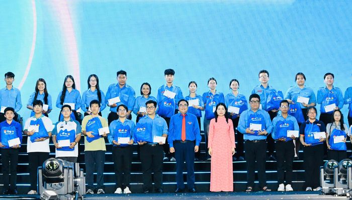  Ban Tổ chức trao quà đến thanh niên có hoàn cảnh khó khăn tại buổi lễ. Ảnh: VIỆT DŨNG 