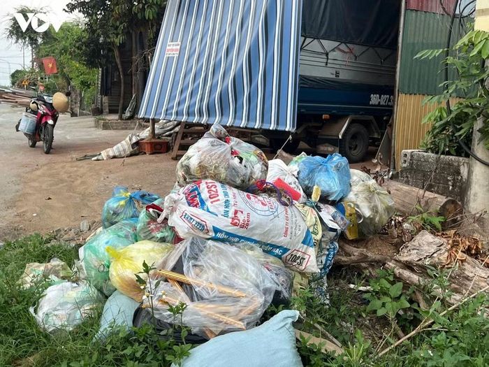 Lượng rác thải sinh hoạt phát sinh mỗi ngày vẫn rất lớn.
