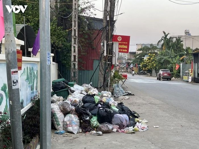 Rác tập kết ngay khu vực trường học ảnh hưởng đến môi trường của học sinh và giáo viên.