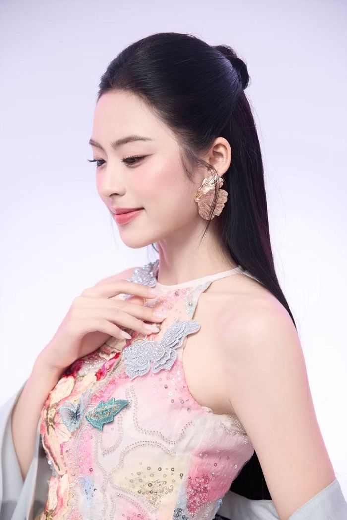 Mái tóc đen dài, đôi mắt to cùng nụ cười rạng rỡ tạo nên nét duyên dáng cho Vân Nhi. Người đẹp chọn lối trang điểm tông hồng nhẹ nhàng, tôn lên đường nét gương mặt và giữ vẻ ngoài trẻ trung, tự nhiên.