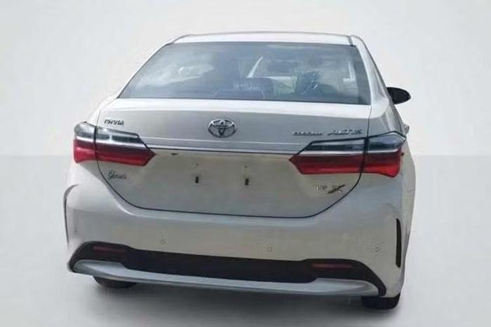 Vì vậy, tiếp tục sử dụng nền tảng hiện tại vốn đã thu hồi được chi phí đầu tư có thể là lựa chọn hợp lý hơn về mặt kinh doanh, đặc biệt khi Toyota Corolla Altis vẫn có lượng khách hàng trung thành và tin tưởng vào mẫu xe hiện hành. Khi mua Toyota Corolla Altis 2027, khách hàng Pakistan có thể lựa chọn 1 trong 6 phiên bản.