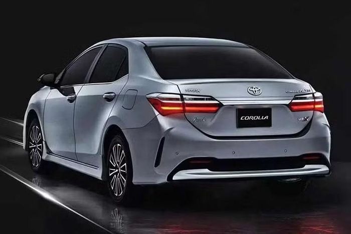 Chưa dừng ở đó, Toyota Corolla Altis 2027 tại Pakistan còn được bổ sung một số trang bị tiêu chuẩn, chẳng hạn như cảm biến đỗ xe xung quanh thân xe. Các tính năng mới khác gồm kết nối Apple CarPlay không dây và cổng sạc USB-C.