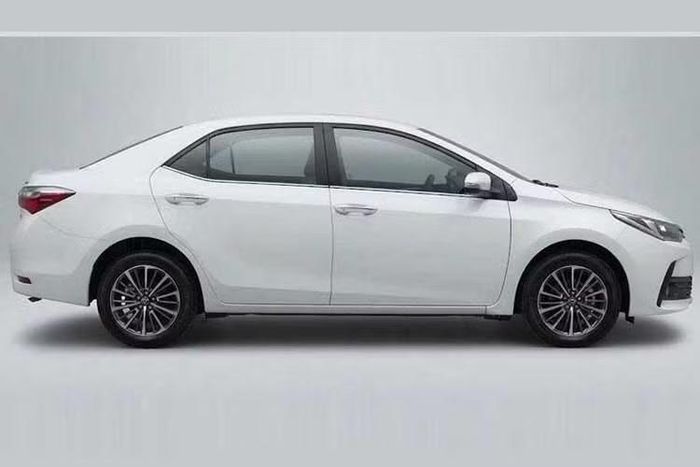 Mẫu xe sedan Toyota Corolla Altis phiên bản nâng cấp dành cho Pakistan đã được điều chỉnh thiết kế ngoại thất ở cả phía trước và phía sau, mang đến diện mạo hiện đại hơn. Theo đó, xe được trang bị lưới tản nhiệt, cản trước và các chi tiết mới bên trong cụm đèn pha. Cản sau và bộ mâm hợp kim 16 inch cũng có thiết kế khác phiên bản cũ.