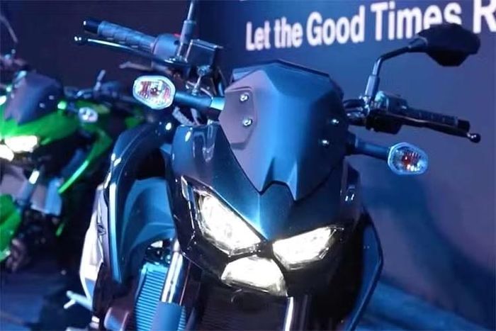 Kawasaki Z300 2027 mới sẽ ra mắt với hai tùy chọn màu sắc là Xanh và Đen. Cụm đèn xi-nhan vẫn sử dụng bóng halogen truyền thống. Hệ thống treo trước là dạng ống lồng lồng phuộc ống lồng RSU thay vì phuộc hành trình ngược USD.