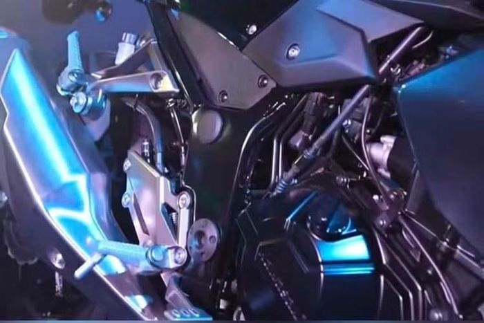 Kawasaki Z300 2027 có hệ thống ống xả và thiết kế yên đôi hai tầng. Vị trí ghi-đông thiết kế rộng và cao hơn, mang lại tư thế ngồi thẳng, thoải mái cho người lái.