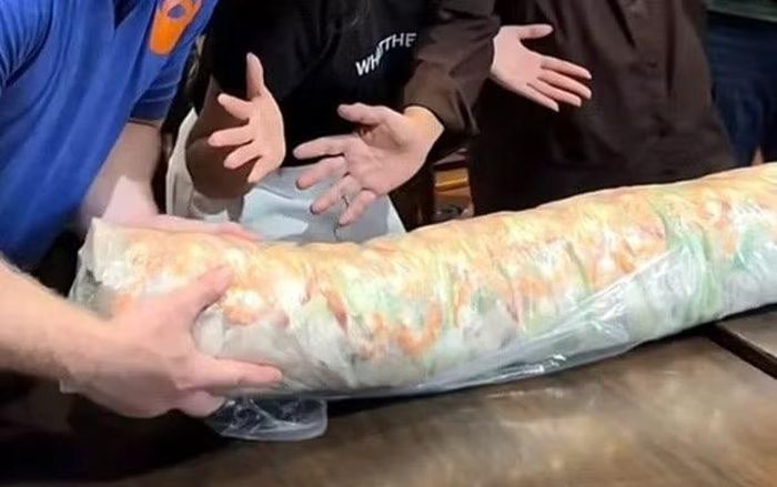 Chiếc gỏi cuốn khổng lồ trọng lượng khoảng 10kg