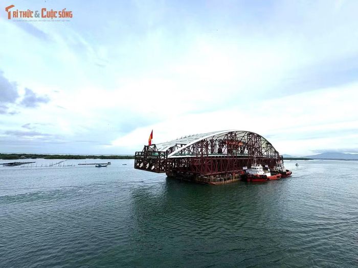 Trước chuyến đi, hơn 100 kỹ sư, chuyên gia và nhân sự phối hợp làm việc liên tục để hạ thủy cấu kiện. Hệ thống 30 mô-đun xe tự hành đa trục SPMT được huy động, kết hợp điều chỉnh nước trong các khoang ballast để kiểm soát độ cân bằng của sà lan.