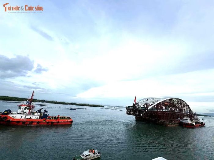 Đoàn vận chuyển được bố trí một tàu kéo chính, hai tàu lai dắt áp mạn, mỗi tàu có công suất 5.000 mã lực, cùng một tàu kéo dự phòng công suất 2.400 mã lực. Các phương án neo giữ, điều chỉnh hướng và ứng phó với dòng chảy được chuẩn bị kỹ lưỡng.