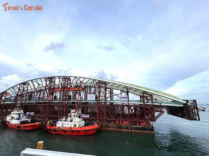 Cấu kiện có chiều dài khoảng 187 m, rộng hơn 35 m, cao hơn 20 m; tính cả hệ khung đỡ, chiều cao vượt 26 m. Đây là khối kết cấu siêu trường, siêu trọng, đòi hỏi phương án vận chuyển và kiểm soát an toàn nghiêm ngặt.