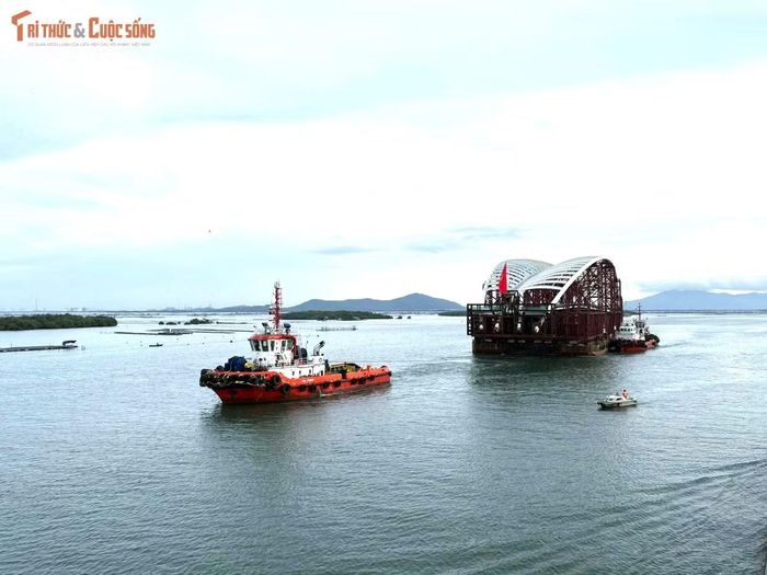Tổ hợp kết cấu được vận chuyển nguyên khối có tổng trọng lượng hơn 3.400 tấn, gồm vòm thép cầu chính nặng khoảng 1.400 tấn và hệ khung đỡ chuyên dụng nặng khoảng 2.000 tấn.