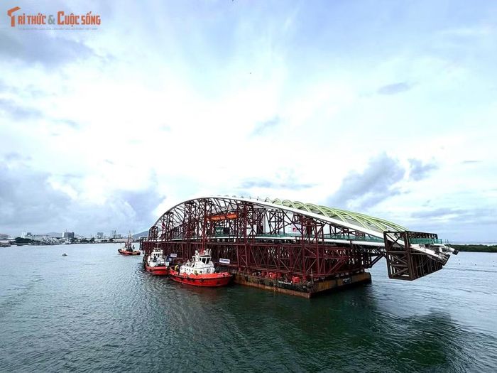 Theo đại diện đơn vị thi công nhịp chính cầu đi bộ, việc vận chuyển nguyên khối một kết cấu siêu trường, siêu trọng lên tới 3.400 tấn qua 124 km đường thủy là một thử thách kỹ thuật hàng hải hiếm có đối với các công trình cầu tại Việt Nam. Tốc độ di chuyển được điều chỉnh theo từng đoạn luồng và điều kiện thủy văn, kết hợp neo đậu để bảo đảm an toàn.