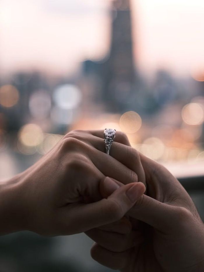 Sau khi nhận lời cầu hôn, Anh Thư rạng rỡ khoe chiếc nhẫn trên tay. Viên đá lớn ở trung tâm chiếc nhẫn trở thành chi tiết nổi bật trong những bức ảnh được cặp đôi công khai.