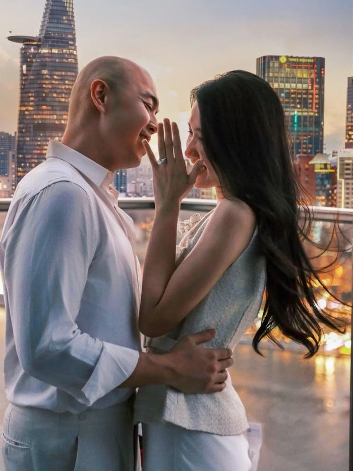 Hoàng Việt lựa chọn một không gian kín đáo, không có nhiều chi tiết trang trí cầu kỳ.