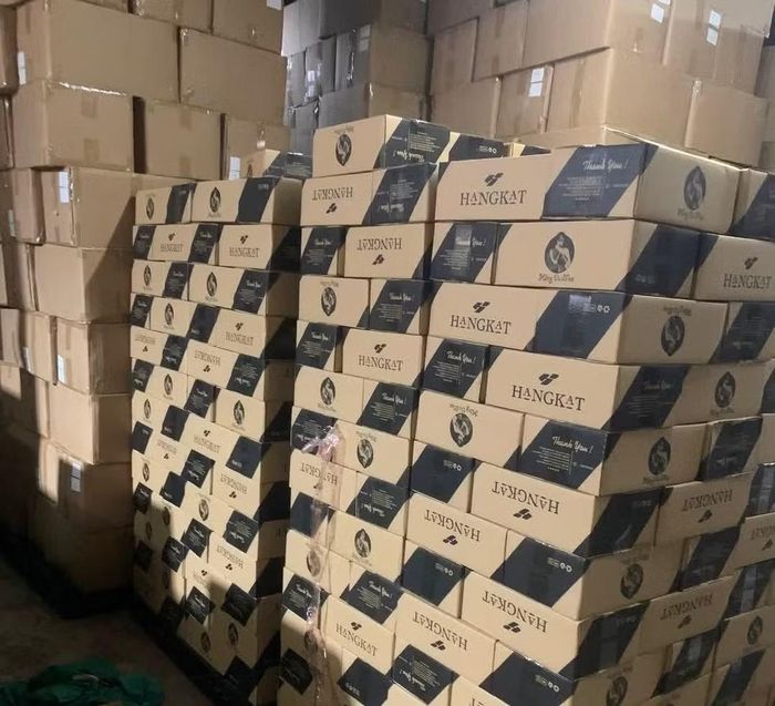 Công an phát hiện 28.794 kg táo đỏ thương hiệu “Hằng Du Mục”, xuất xứ Trung Quốc khi khám xét kho hàng của Công ty Dịch Dương.