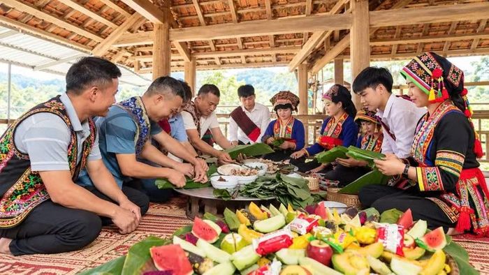Đại diện chính quyền địa phương và người dân (tại bản Na Há, Mường Nhà) thực hiện thủ tục gói Khẩu Hang để dâng lễ.