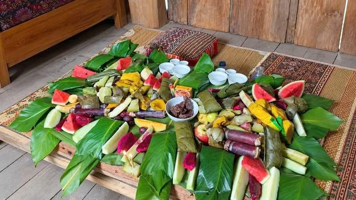 Mâm lễ cúng tổ tiên được chuẩn bị xong.