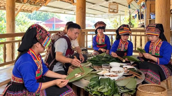 Thanh niên bản Na Há, Mường Nhà chuẩn bị mâm cơm dâng lên tổ tiên.