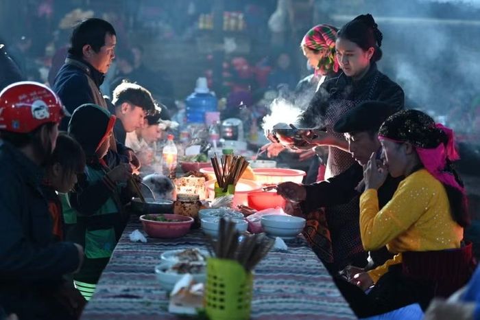 Người dân từ khắp nơi đổ về với trang phục sặc sỡ sắc màu thổ cẩm bên những bát phở nghi ngút khói.