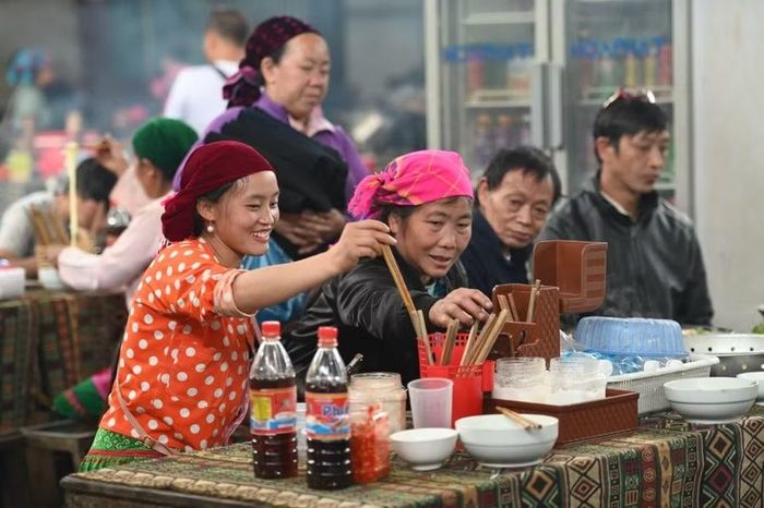 Bát phở nóng là một phần không thể thiếu tại chợ phiên.