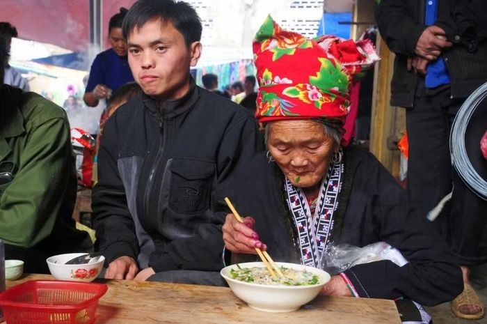 Không đơn giản chỉ là ăn phở, du khách còn được thưởng thức vị đậm đà của nét văn hóa độc đáo ở vùng cao.