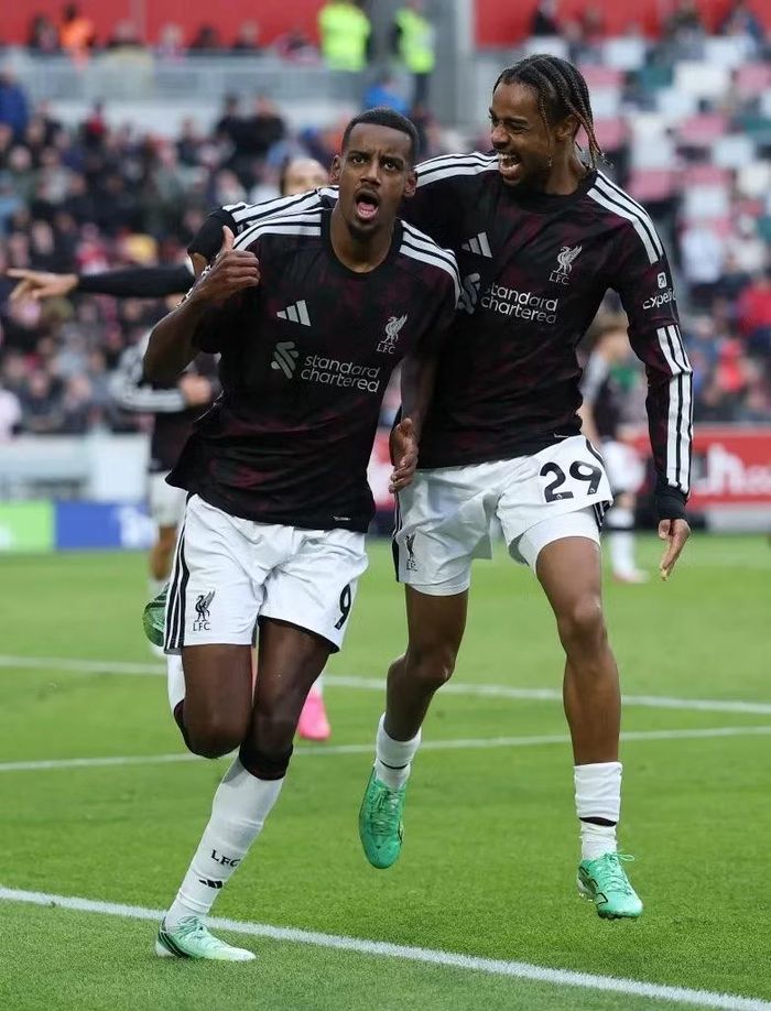 Alexander Isak của Liverpool (bên trái) ăn mừng bàn thắng vào lưới Brentford tối 17/10. Ảnh: Reuters.