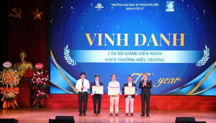 Nhiều cá nhân là đối tác của Khoa Vật lí được Hiệu trưởng Trường Đại học Sư phạm Hà Nội tặng Giấy khen