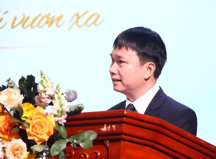 PGS.TS Đỗ Danh Bích - Trưởng khoa Vật lí trình bày diễn văn kỷ niệm.