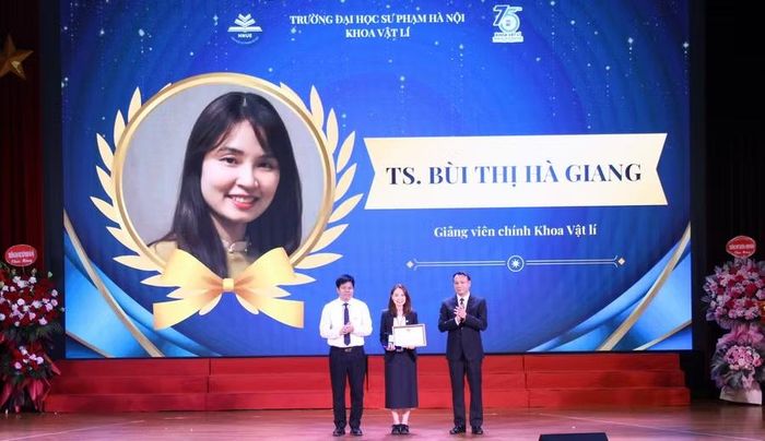 Lãnh đạo Trường Đại học Sư phạm trao Bằng khen của Bộ trưởng Bộ GD&ĐT cho TS Bùi Thị Hà Giang.