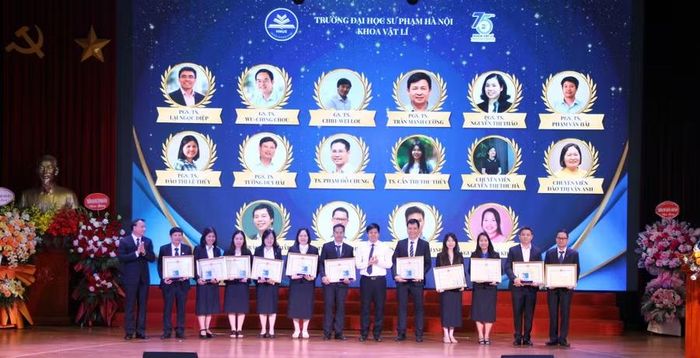 Tại buổi lễ, cán bộ, giảng viên Khoa Vật lí được vinh danh, khen thưởng