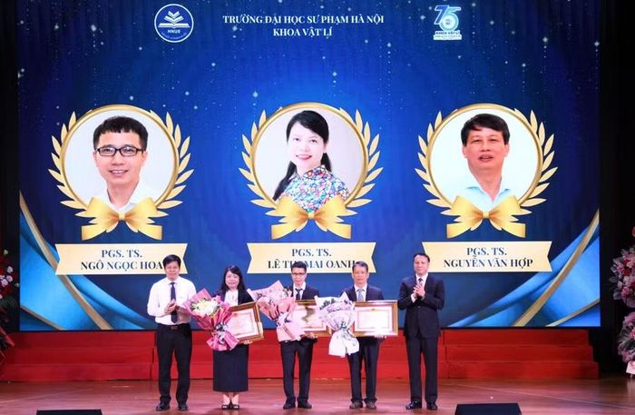 Lãnh đạo Trường Đại học Sư phạm Hà Nội trao Bằng khen của Thủ tướng cho các cá nhân tiêu biểu, xuất sắc.