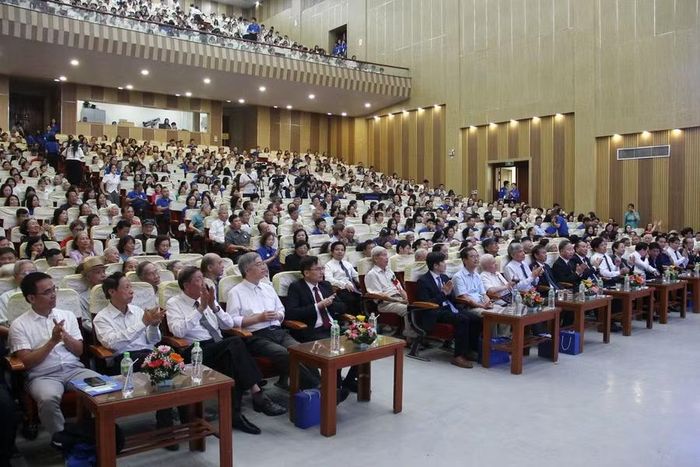 Các đại biểu tham dự buổi lễ.